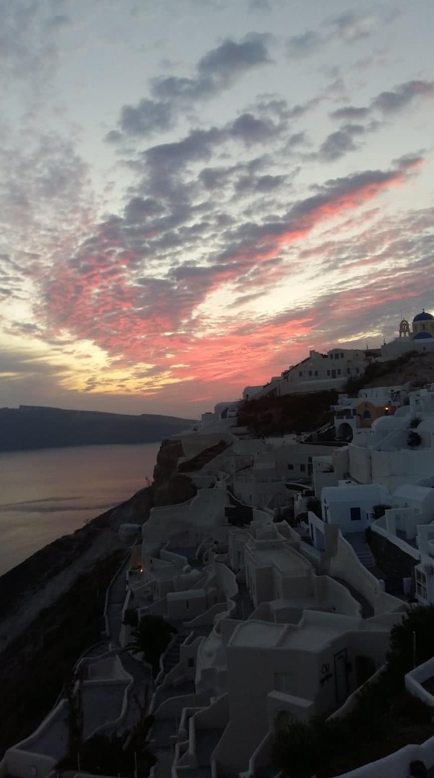 Ηλιοβασίλεμα πάνω από την Oia και την καλντέρα της Σαντορίνης